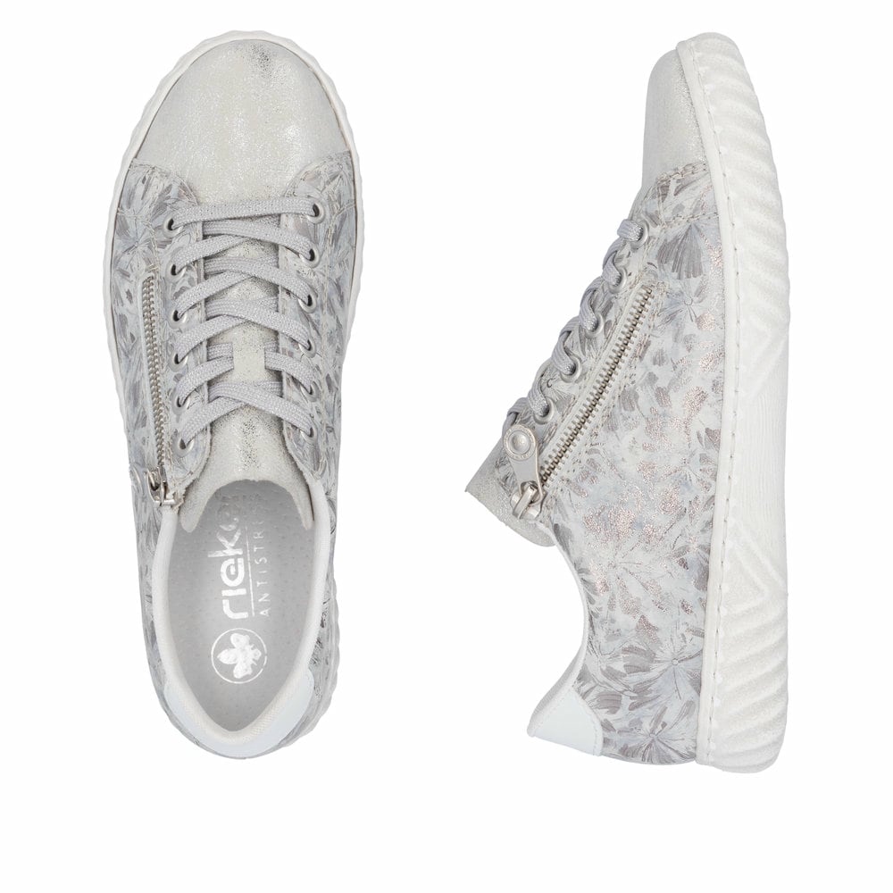 Baskets basses Rieker argent pour femme N0900-90 avec motif floral. Chaussure vue de dessus, couchée.