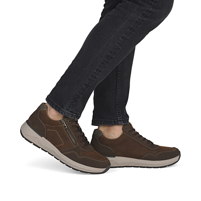 Baskets basses Rieker marron pour homme 11500-22 en cuir suédé. Chaussure au pied.