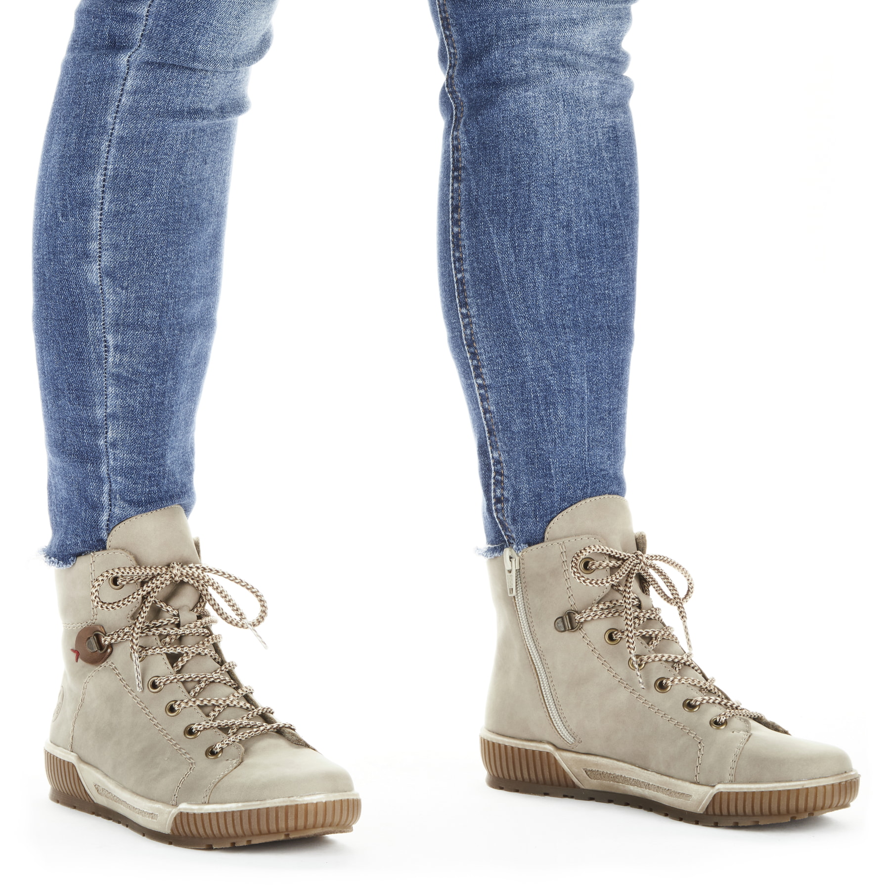 Beige Rieker Damen Schnürstiefel N0730-64 mit einem Reißverschluss. Schuh am Fuß.
