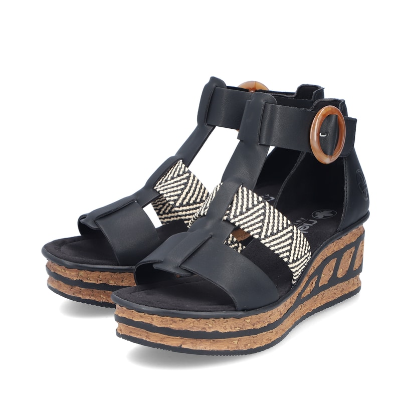 Schwarze Rieker Keilsandaletten 68182-00 mit trendigen Schnalle. Schuhpaar seitlich schräg.