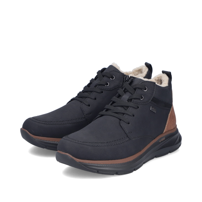 Schwarze Rieker Herren Schnürstiefel B1824-00 mit wasserabweisender TEX-Membran. Schuhpaar seitlich schräg.