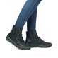 Grüne Rieker Damen Kurzstiefel 55052-54 mit geraffter Optik sowie Reißverschluss. Schuh am Fuß.