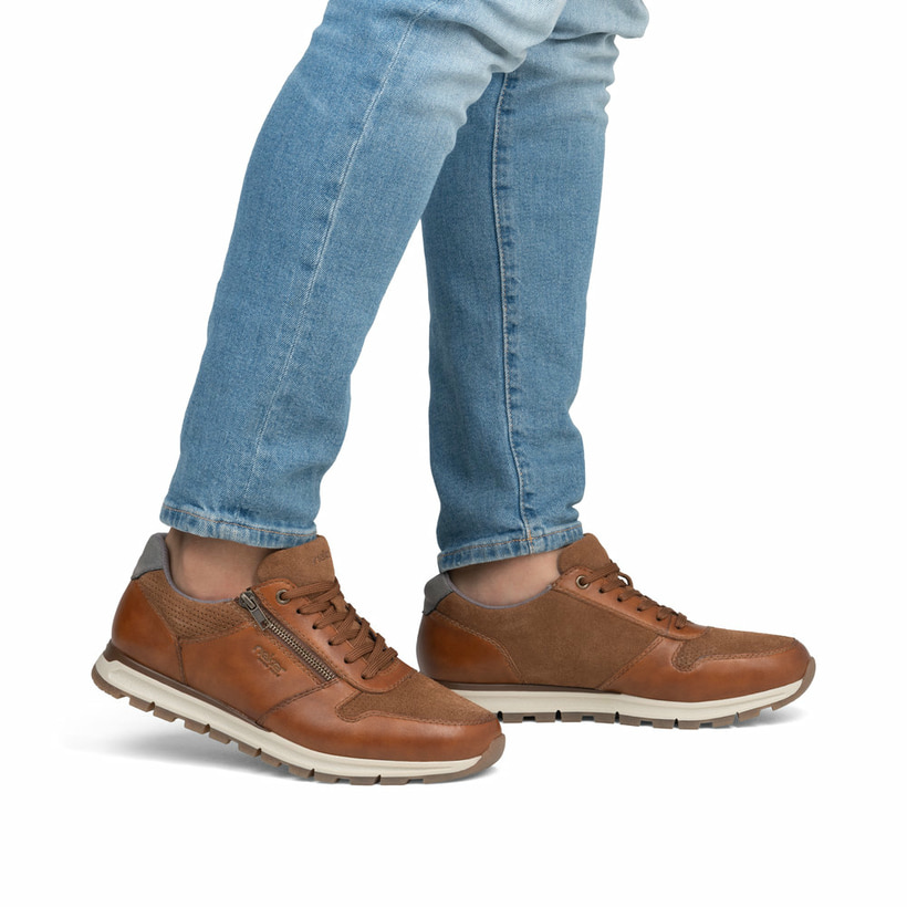 Braune Rieker Herren Sneaker Low B0505-24 mit Reißverschluss sowie Extraweite I. Schuh am Fuß.