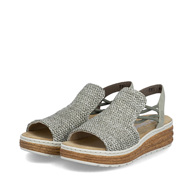 Khakifarbene Rieker Keilsandaletten 62741-52 mit Gummizug sowie der Extraweite H. Schuhpaar seitlich schräg.