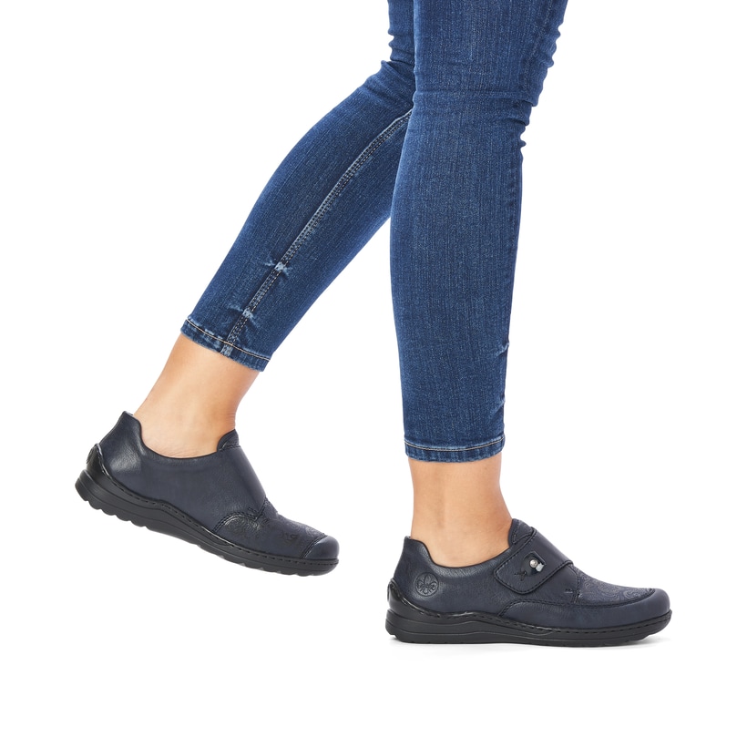 Mocassins Rieker bleus pour femmes 48951-14 avec fermeture velcro. Chaussure au pied.