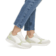 Weiße Rieker Damen Sneaker Low W2400-81 mit Schnürung sowie super leichter Sohle. Schuh am Fuß.