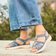 Blaue Rieker Damen Riemchensandalen V8549-10 mit Schmuckelementen sowie Gummizug. Schuh am Model.