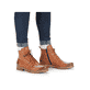 
Karamellbraune Rieker Damen Schnürstiefel 73501-24 mit Schnürung und Reißverschluss. Schuh am Fuß