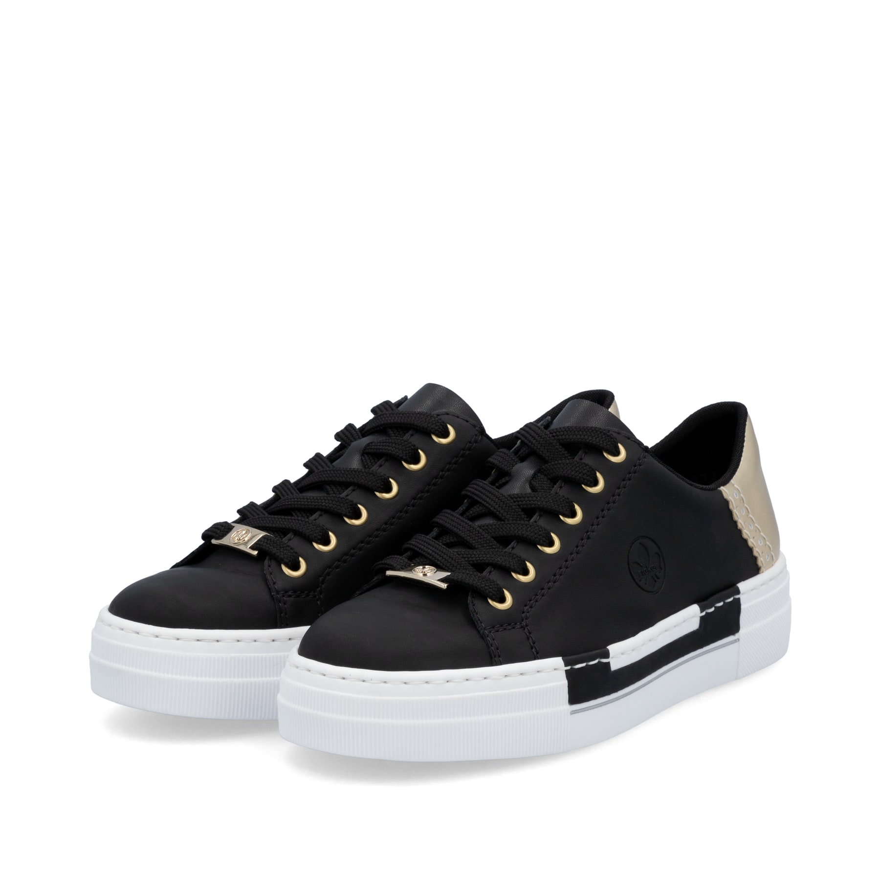 Schwarze Rieker Damen Sneaker Low N4931-00 mit einer Schnürung. Schuhpaar seitlich schräg.