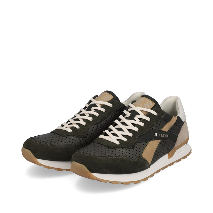Grüne Rieker Herren Sneaker Low U0302-52 mit leichter und griffiger Sohle. Schuhpaar seitlich schräg.