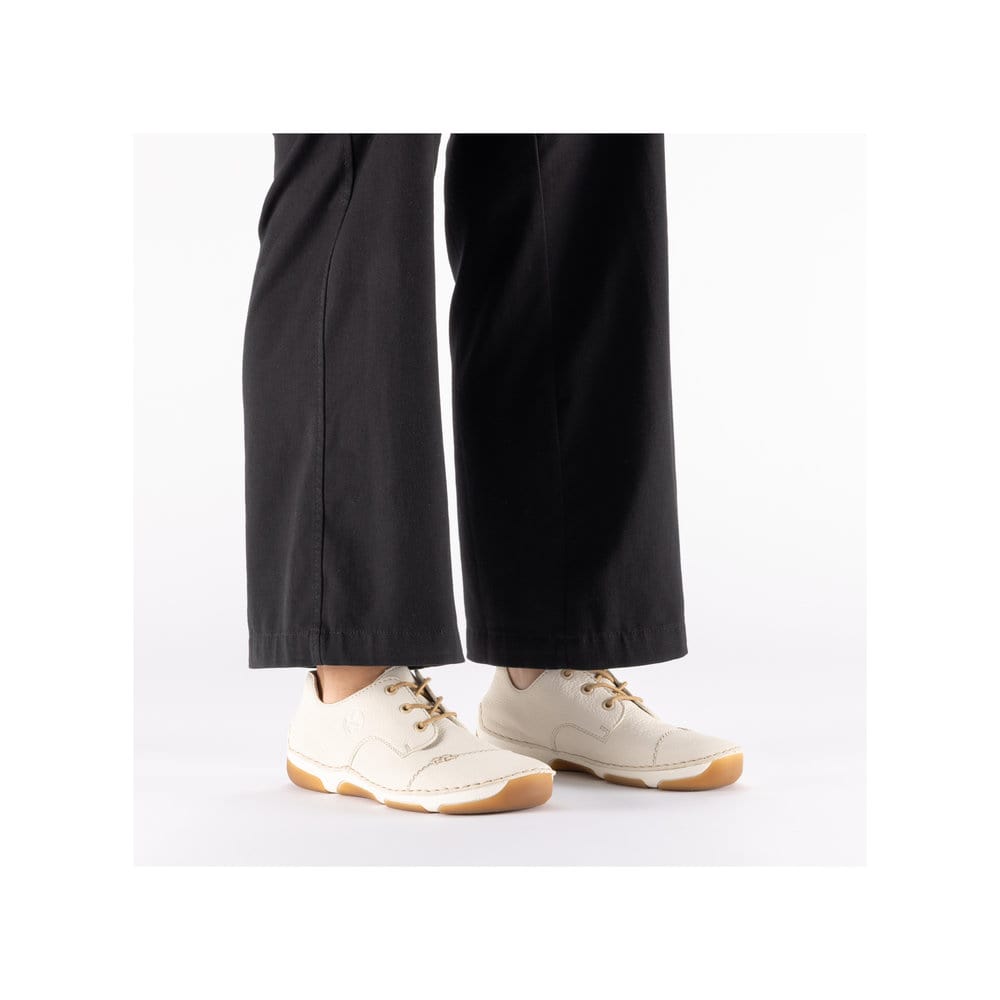 Weiße Rieker Damen Schnürschuhe 55920-80 mit modernen Ziernähten. Schuh am Fuß.