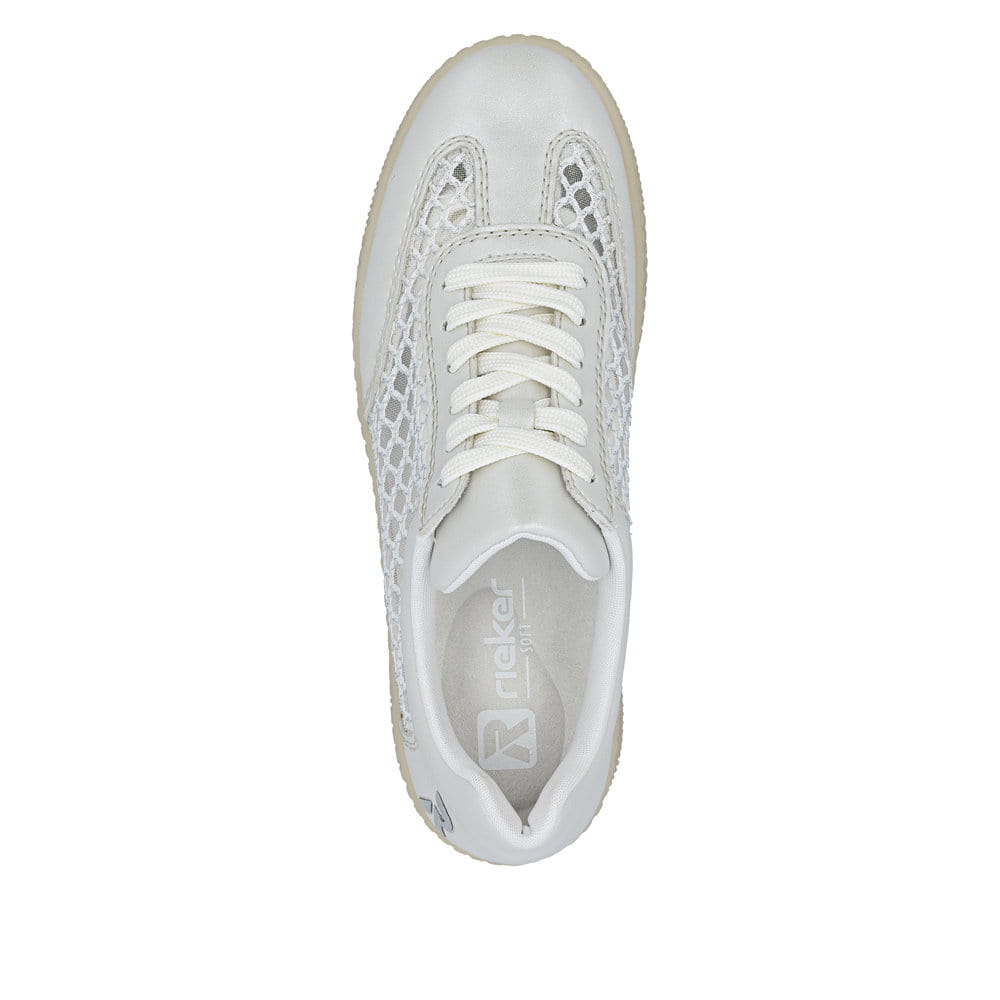 Beige Rieker Damen Sneaker Low M5521-90 mit metallischem Finish sowie Schnürung. Schuh von oben.
