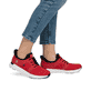 Rote Rieker Damen Slipper M9050-33 mit Gummizug sowie einer super leichten Sohle. Schuh am Fuß.