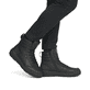 Schwarze Rieker Herren Sneaker High U0071-01 mit wasserabweisender TEX-Membran. Schuh am Fuß.