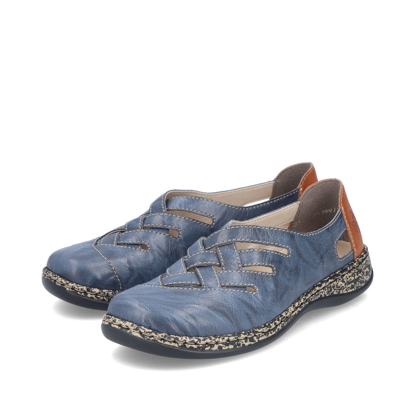 Blaue Rieker Damen Slipper 46369-12 mit Gummizug sowie extra weicher Decksohle. Schuhpaar seitlich schräg.