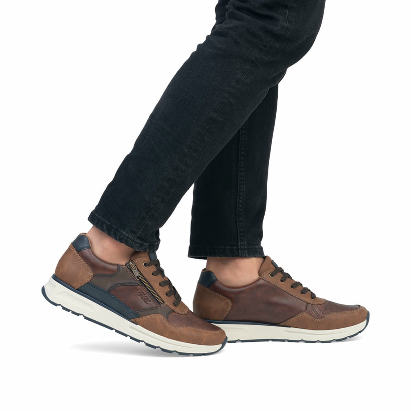 Braune Rieker Herren Sneaker Low B0701-24 mit einem Reißverschluss. Schuh am Fuß.