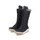 
Asphaltschwarze Rieker Damen Hochschaftstiefel Y4760-00 mit einer leichten Sohle. Schuhpaar schräg.