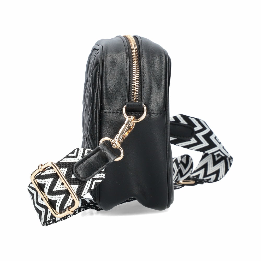 Rieker Handtasche H1500-00 in Schwarz mit Steppoptik in Rautenmuster und Reißverschluss. Linksseitig.