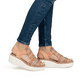 Mehrfarbige Rieker Keilsandaletten 69172-92 mit einem Gummizug. Schuh am Fuß.