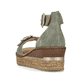 Grüne Rieker Keilsandaletten 63780-52 mit trendigen Schnalle. Schuh von hinten.
