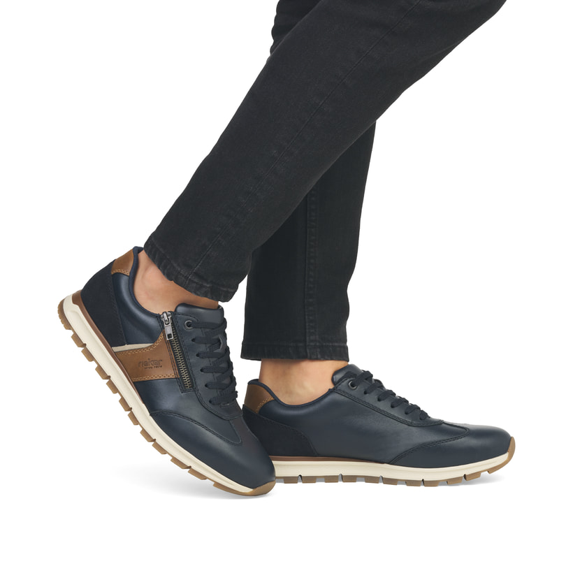 Blaue Rieker Herren Sneaker Low B0501-14 mit Reißverschluss sowie Extraweite I. Schuh am Fuß.