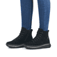 Schwarze Rieker Damen Sneaker High W0960-00 mit TR-Sohle mit weichem EVA-Inlet. Schuh am Fuß.