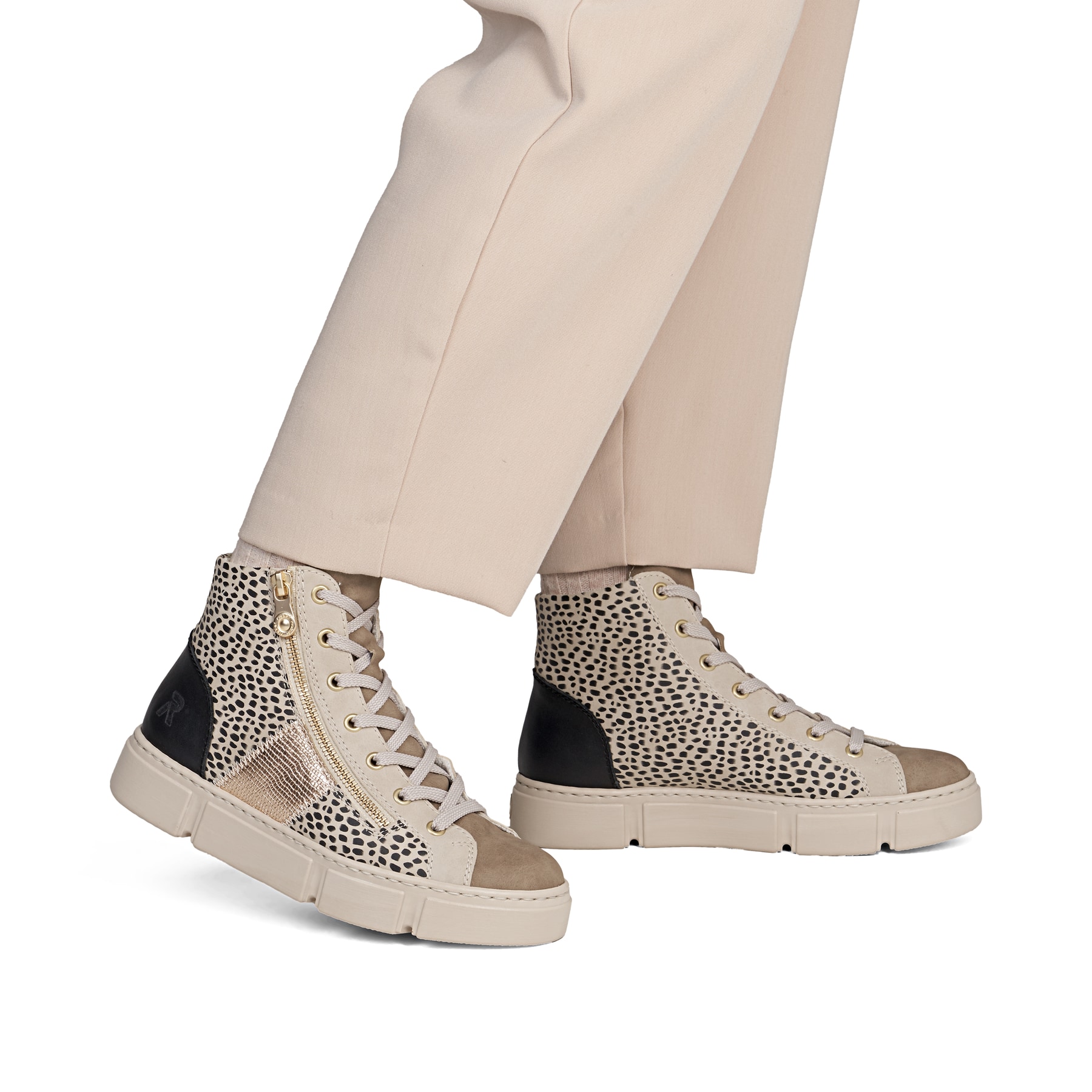 Baskets montantes Rieker beiges pour femme N5931-62 avec imprimé animal. Chaussure au pied.