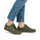 Grüne vegane Rieker Damen Sneaker Low M5512-54 mit einer Schnürung. Schuh am Fuß.