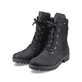 
Tiefschwarze Rieker Damen Biker Boots 78523-01 mit einer robusten Profilsohle. Schuhpaar schräg.