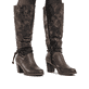Brombeerfarbene Rieker Damen Hochschaftstiefel 96059-90 mit floralem Aufdruck. Schuh am Fuß.