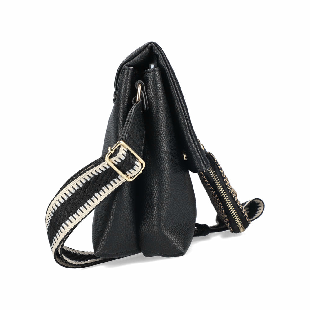 Sac à main Rieker H1612-00 noir avec petite poche pendentif et rabat avec fermeture magnétique. Côté droit.