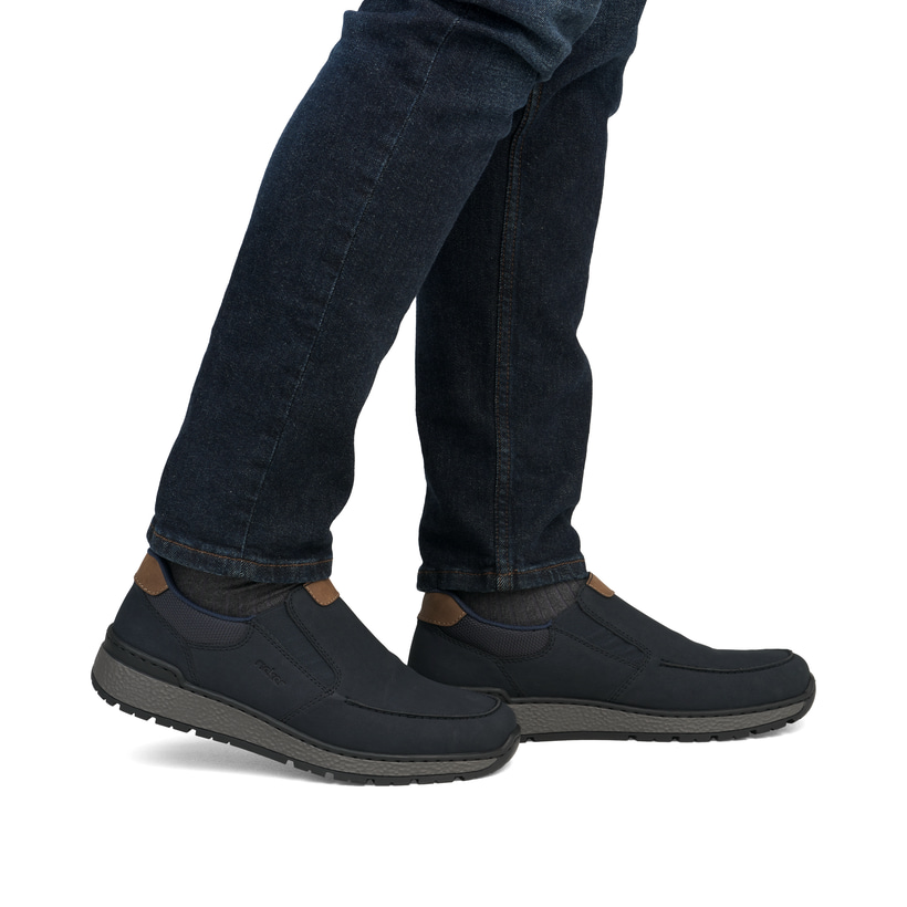 Dunkelblaue Rieker Herren Slipper B9062-15 mit einer schockabsorbierenden Sohle. Schuh am Fuß
