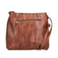 Sac bandoulière Rieker H1005-22 en marron avec fermeture éclair et pendentif en forme de cœur. Côté gauche.