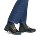 Blau-schwarze Rieker Damen Schnürstiefel 73510-90 mit farbenfrohen Details. Schuh am Fuß.