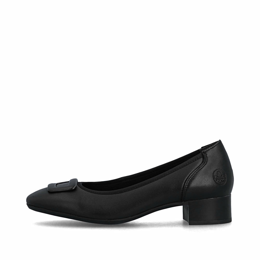 Schwarze Rieker Ballerinas 43453-00 aus Glattleder mit trendiger Schnalle. Schuh Außenseite.