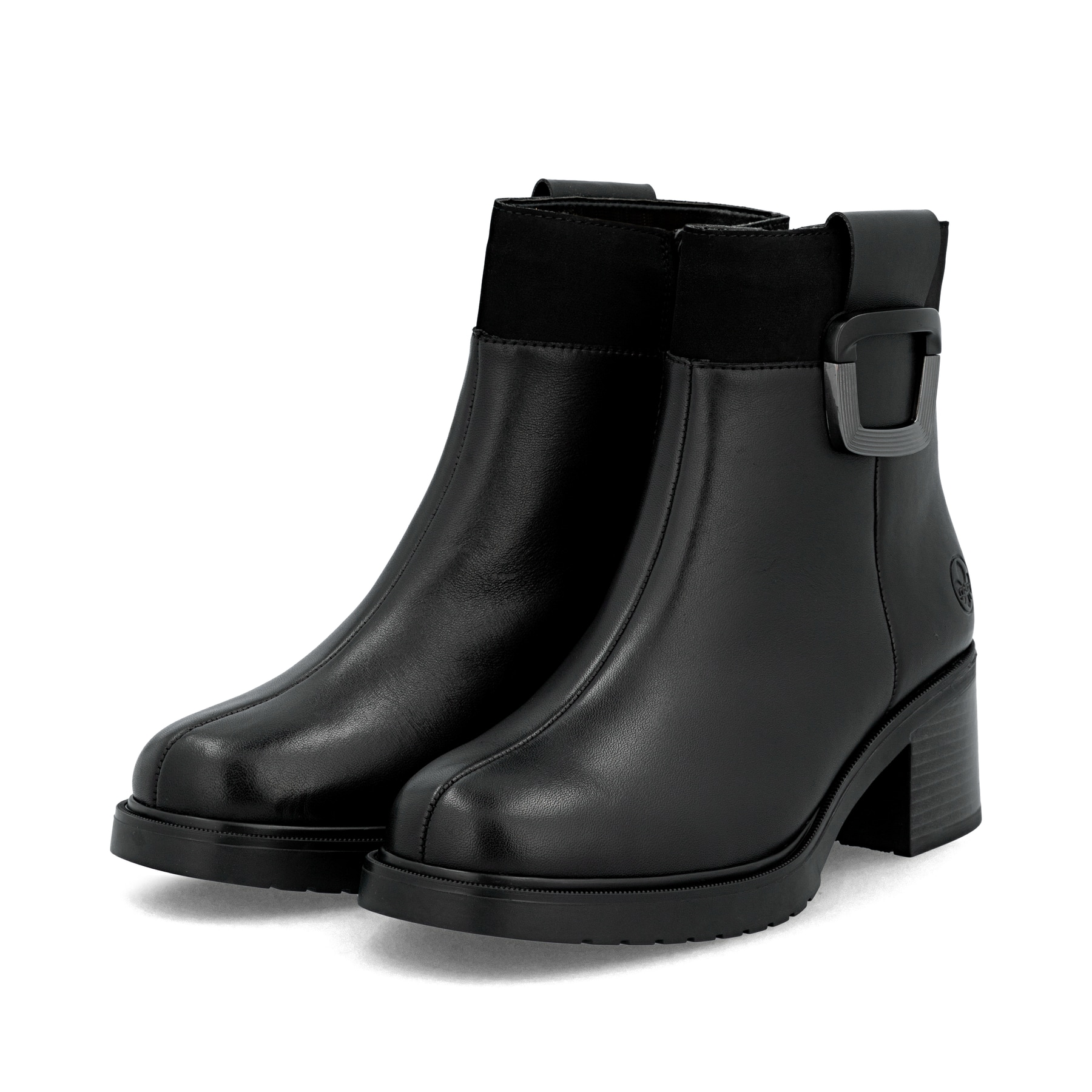 Schwarze Rieker Damen Stiefeletten Y5253-00 aus Glattleder. Schuhpaar seitlich schräg.