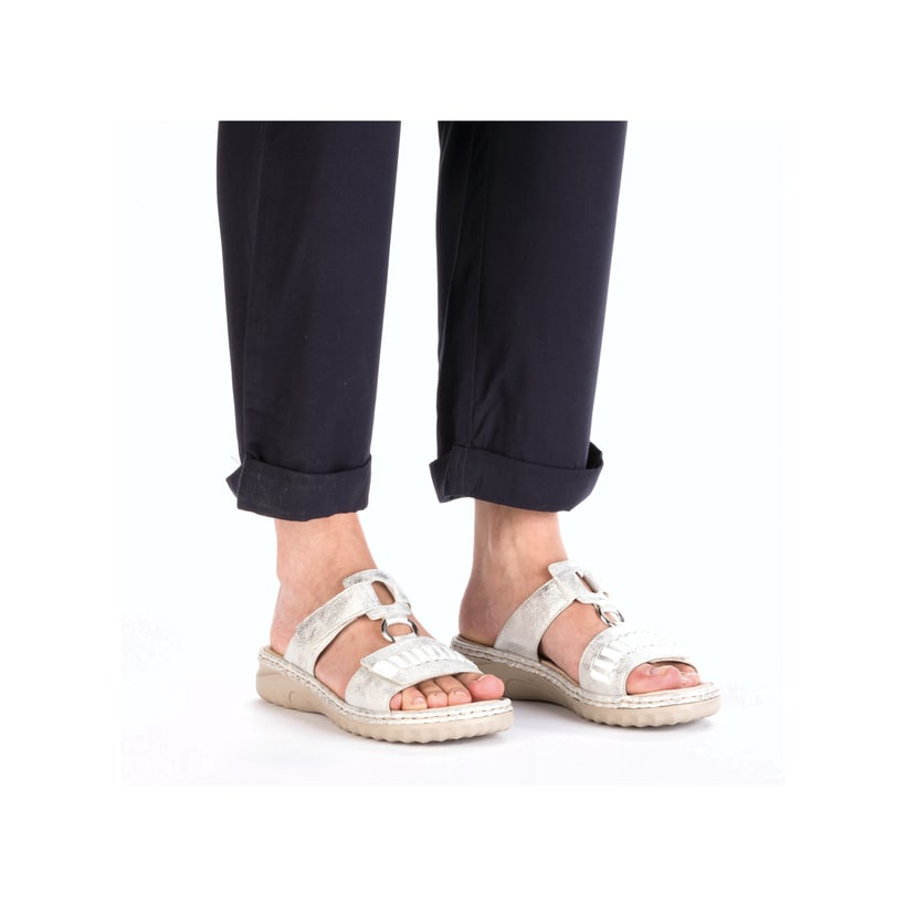 Graue Rieker Damen Pantoletten 60481-40 mit einem Klettverschluss. Schuh am Fuß.