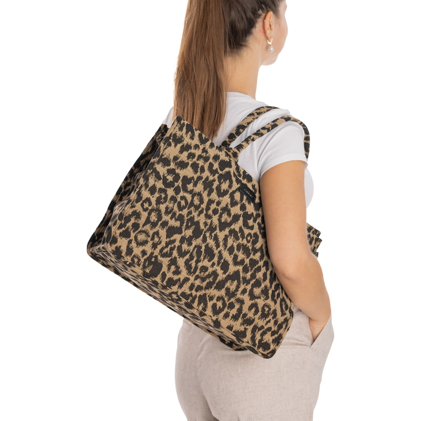 Cabas Rieker H1609-25 Ã  imprimé animal avec fermeture éclair et poche pour téléphone portable. Porté.