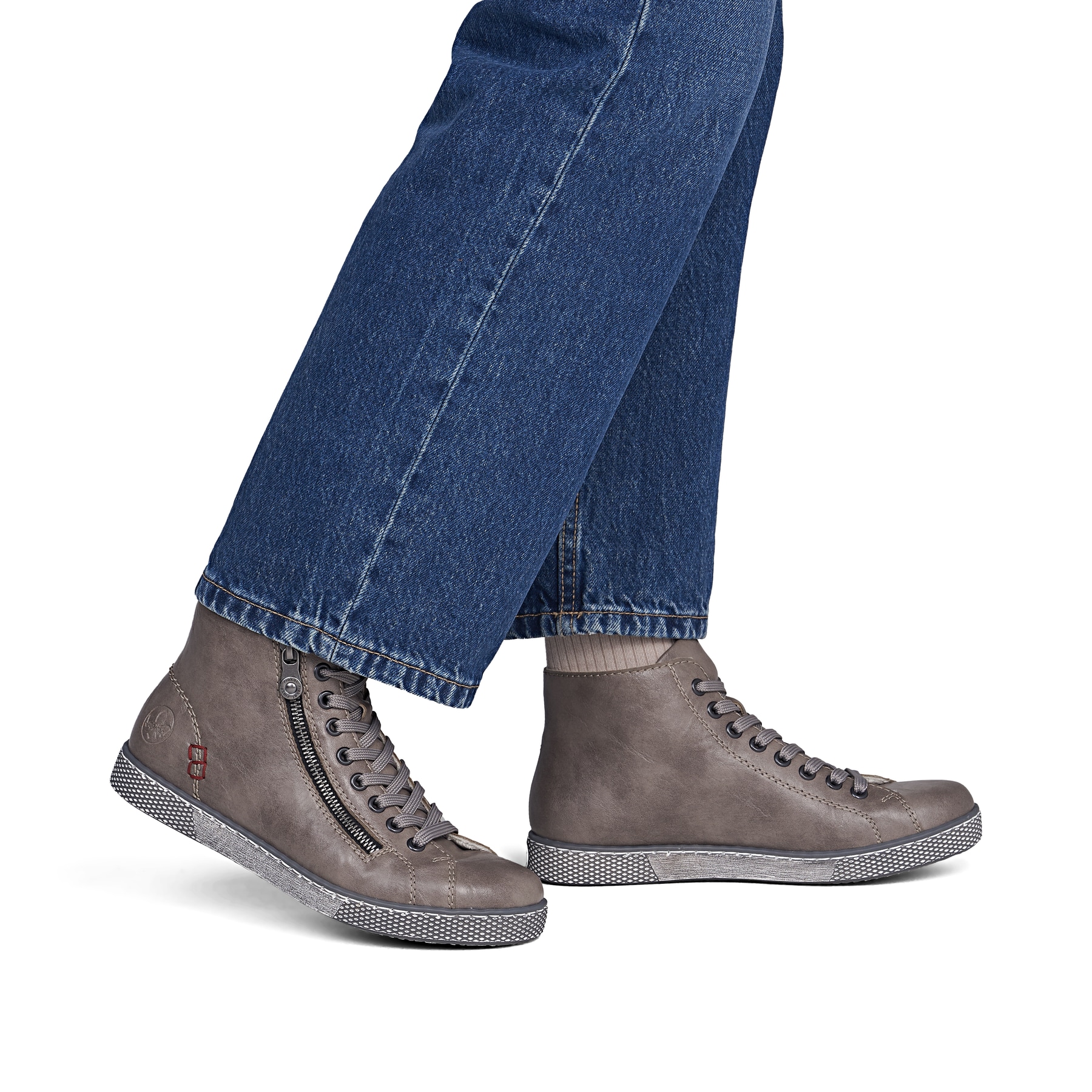 Hellgraue Rieker Damen Schnürstiefel Z1221-42 mit einem Reißverschluss. Schuh am Fuß.
