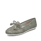 Grüne Rieker Damen Loafer 46886-52 in Löcheroptik sowie extra weicher Decksohle. Schuh seitlich schräg.