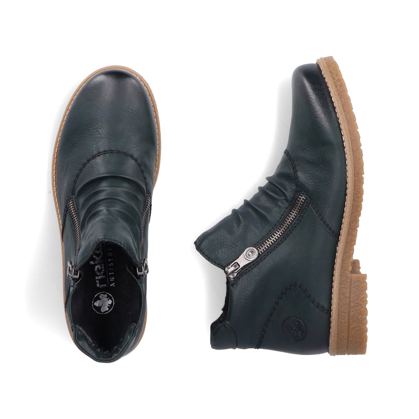 Dunkelgrüne Rieker Damen Kurzstiefel 73553-54 mit modischer Faltenoptik. Schuh von oben, liegend.