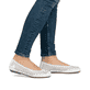 Weiße Rieker Ballerinas 41489-80 mit dekorativer Schleife sowie einem Gummizug. Schuh am Fuß.