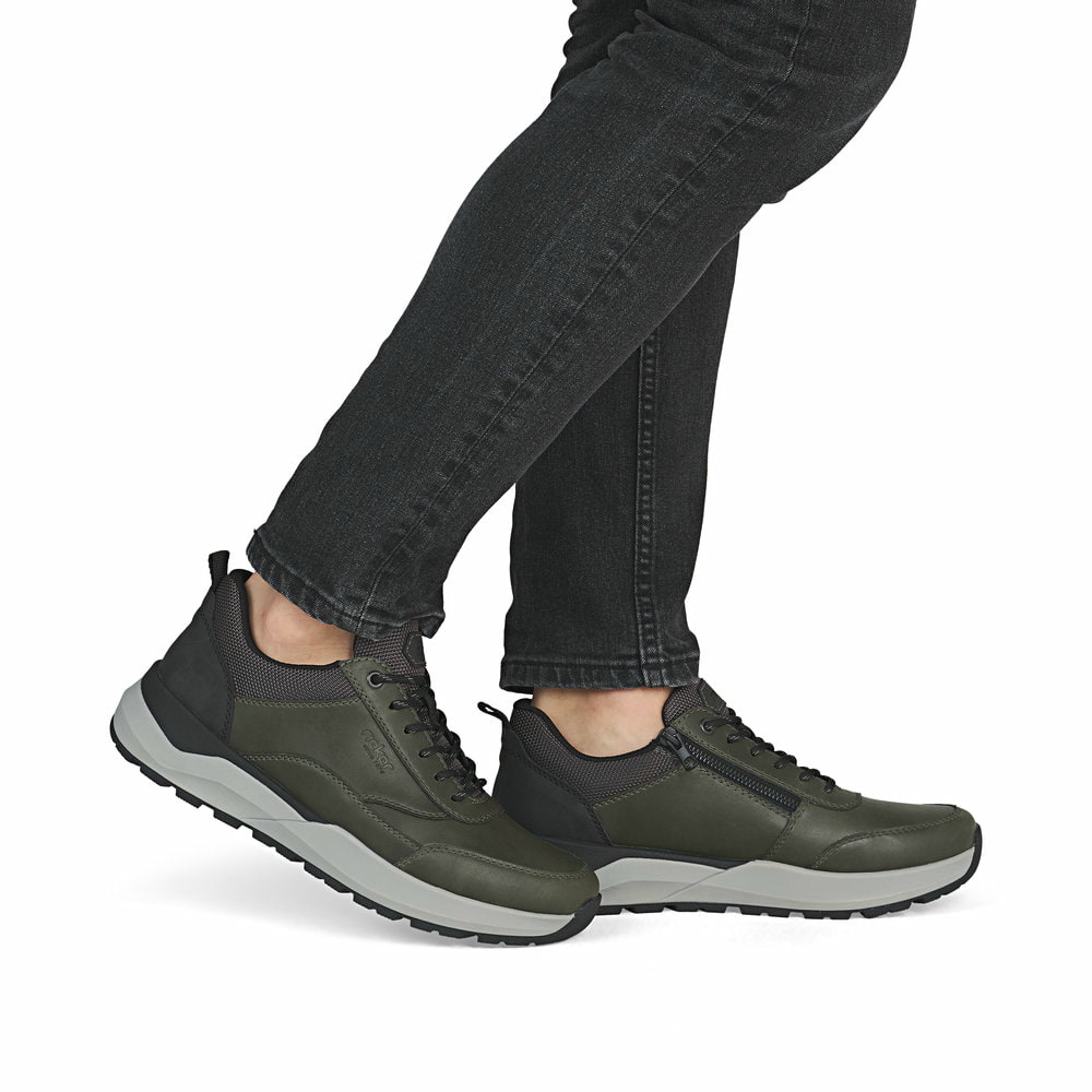 Grüne Rieker Herren Sneaker Low 06000-54 mit Reißverschluss sowie Extraweite H. Schuh am Fuß.