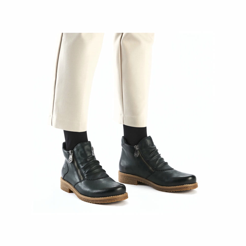 Fuchsbraune Rieker Damen Kurzstiefel 73551-24 mit einer robusten Profilsohle. Schuh Innenseite