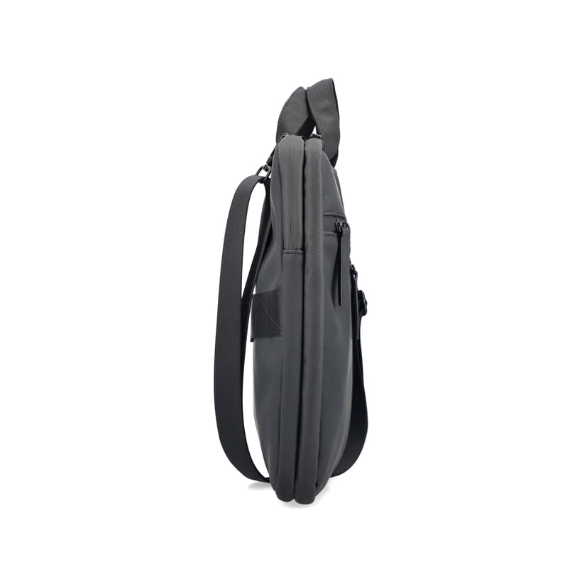 Rieker Laptoptasche H5000-00 in Schwarz mit viel Stauraum, abnehmbaren Schulterriemen und Reißverschluss. Linksseitig.