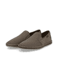 Beige Rieker Herren Slipper B5265-65 mit einem Gummizug sowie Komfortweite G 1/2. Schuhpaar seitlich schräg.