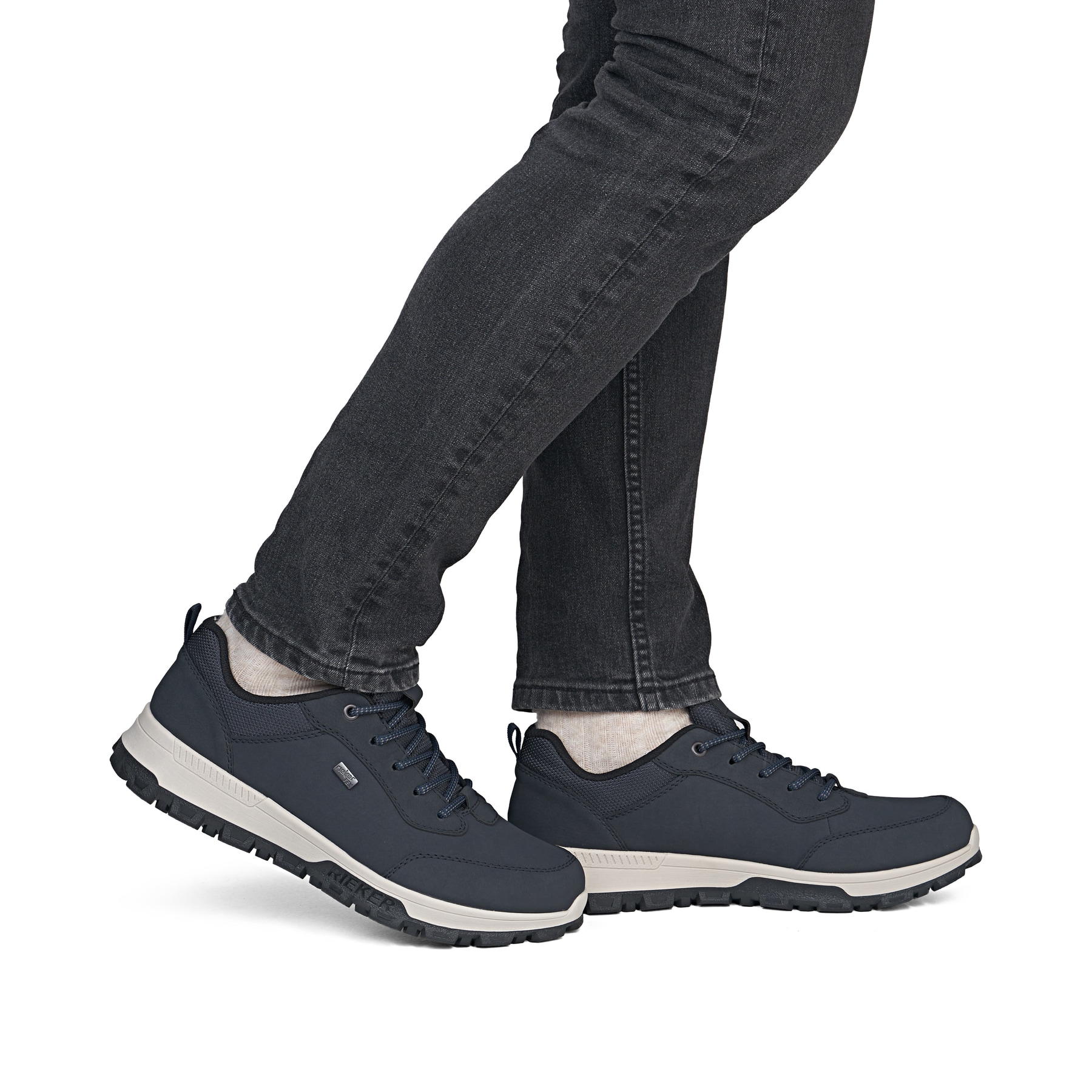Dunkelblaue Rieker Herren Schnürschuhe 35503-15 mit der Komfortweite G. Schuh am Fuß.