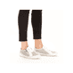 Weiße Rieker Damen Schnürschuhe 54516-80 mit einem Reißverschluss. Schuh am Fuß.