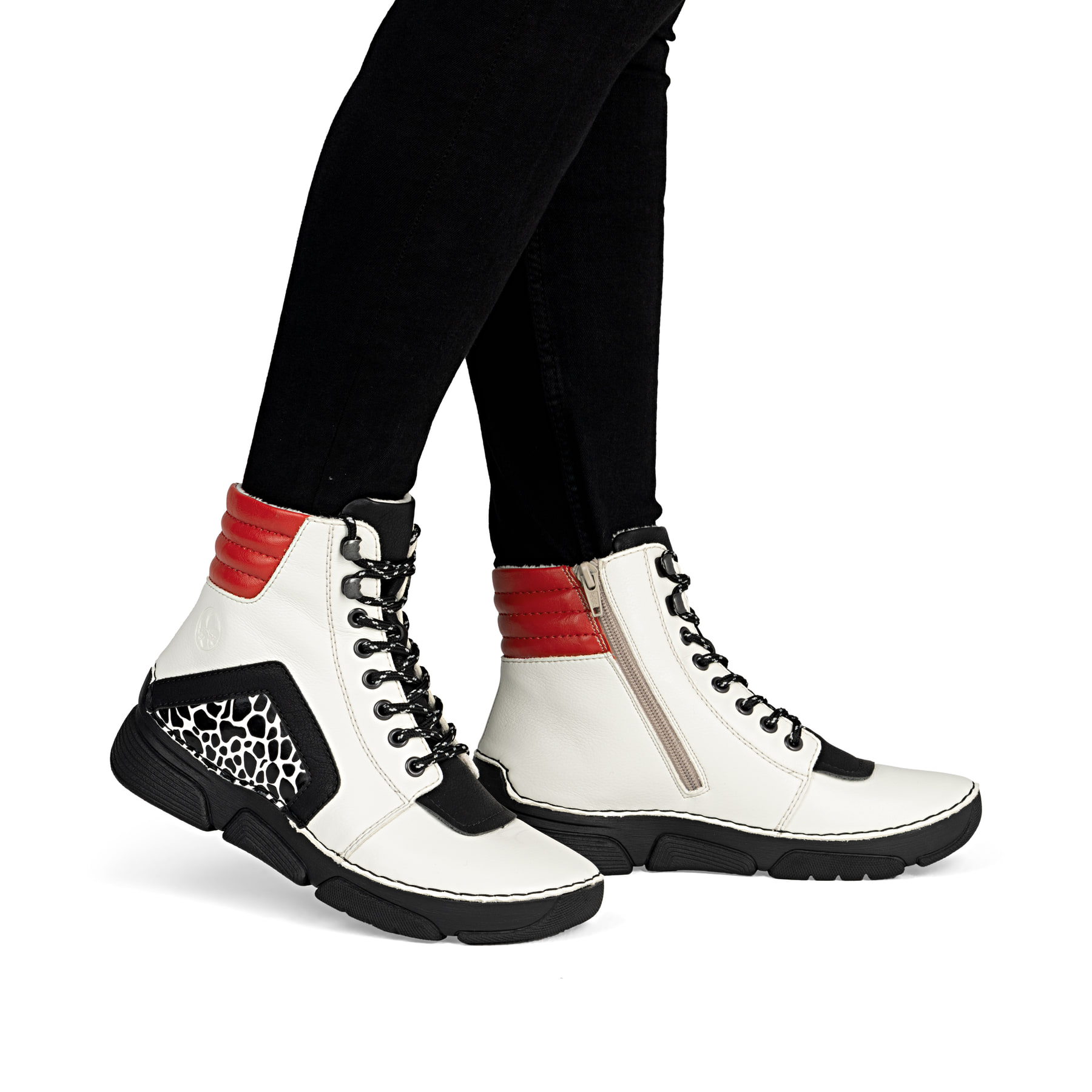 Weißschwarze Rieker Damen Schnürstiefel 45904-60 mit einem Reißverschluss. Schuh am Fuß.