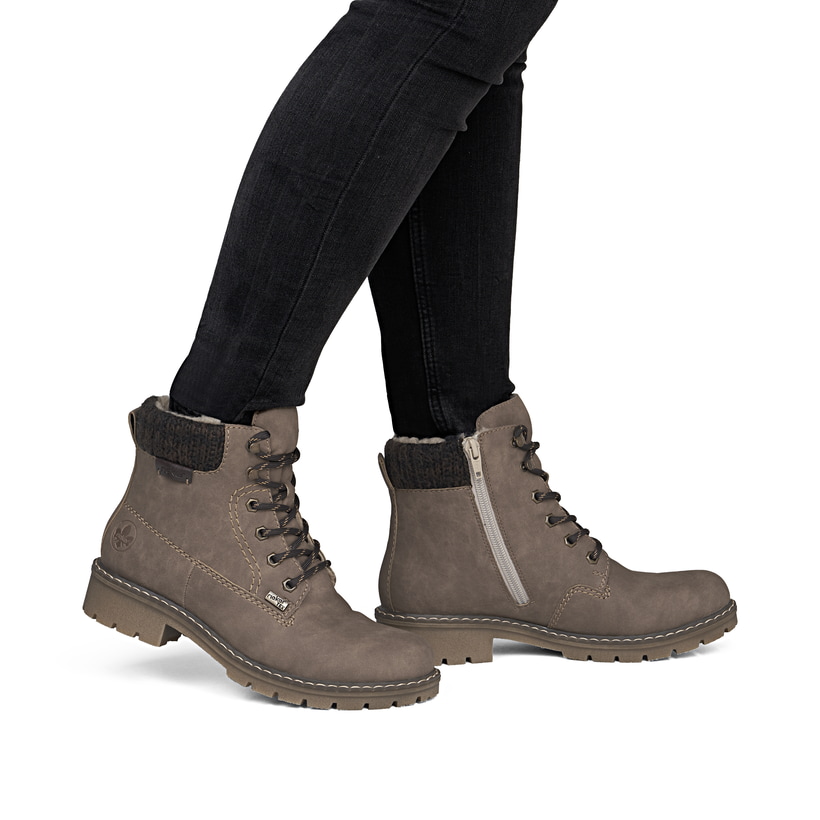 Zimtfarbene Rieker Damen Schnürstiefel Y9118-24 mit Strick-Kragen. Schuh am Fuß.